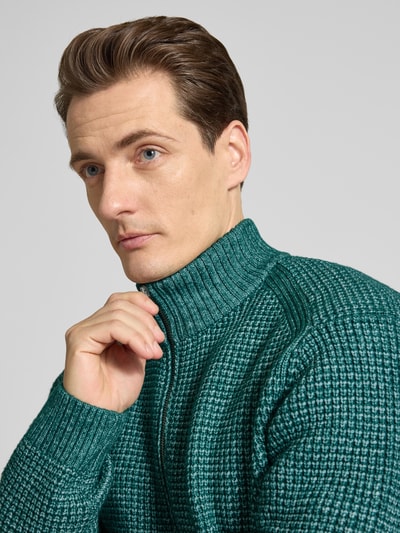 Männermodel trägt Regular Fit Strickjacke mit Woll-Anteil von Tom Tailor in melierter Optik, Stehkragen, langarm, Nahaufnahme Oberkörper.