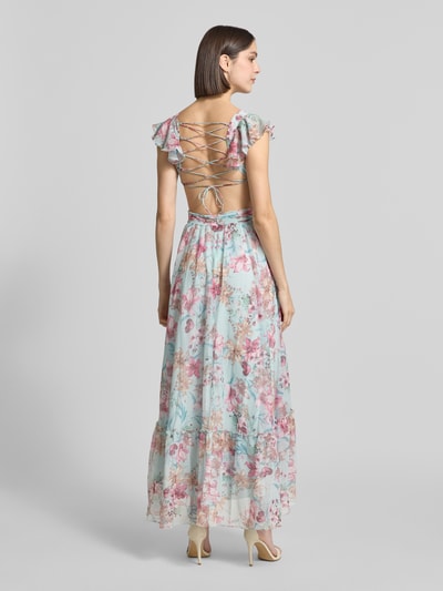 Modelka kobieca nosi Regular Fit Maxikleid mit floralem Allover-Print von ADLYSH, z wycięciem, krótkimi rękawami z falbaną, wiązaniem i plisowaną fakturą, pastelowe kolory, nadruk na całej powierzchni, długość tyłu w rozmiarze S: 116 cm, szerokość w rozmiarze S: 34 cm, widok całej sylwetki z tyłu.