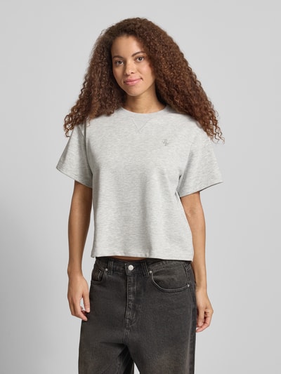 Frauenmodel trägt kurzärmeliges Sweatshirt mit Stickerei von REVIEW, hellgrau, Baumwoll-Mix mit Viskose, Relaxed Fit, Ganzkörperansicht von vorne