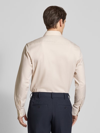 Männermodel trägt Regular Fit Business-Hemd mit Kentkragen von ETERNA in Beige, reine Baumwolle, langärmelig, Sportmanschetten, Ganzkörperansicht Rückansicht. Rückenlänge 80 cm, Schulterbreite 46 cm, Ärmellänge 66 cm, durchgängige Knopfleiste.