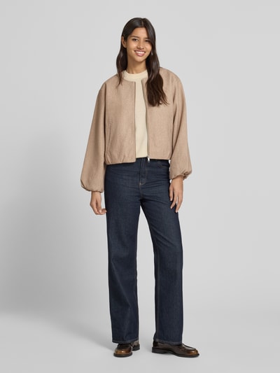 Vrouwenmodel draagt Jacke met Rundhalsausschnitt Modell 'Yanna' van FREE/QUENT, regular fit, beige, rits, steekzakken, voorkant hele lichaam.