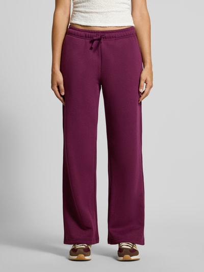 Frauenmodel trägt Regular Fit Sweathosemit Baumwoll-Anteil Modell 'BEST' von ONLY in Lila, weiche Struktur, Ganzkörperansicht von vorne, Damen Sweathose von ONLY.