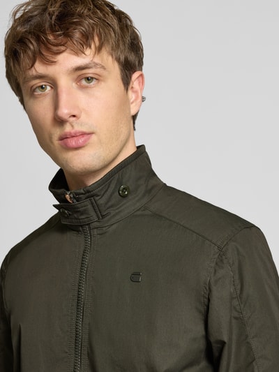 Männermodel trägt Jacke mit Stehkragen und Reißverschluss von G-Star Raw, Baumwoll-Mix, Regular Fit, Nahaufnahme Oberkörper.