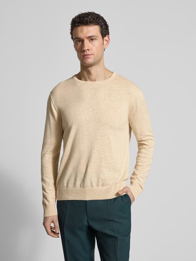 Männermodel trägt Longsleeve mit Leinen-Anteil von Gant in Beige, Baumwoll-Leinen-Mix, gerader Schnitt, Rundhalsausschnitt, Ganzkörperansicht von vorne.