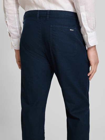 Männermodel trägt Relaxed Fit Hose aus Leinen-Baumwoll-Mix von s.Oliver RED LABEL in Optik: Unifarben, Ganzkörperansicht Rückansicht.