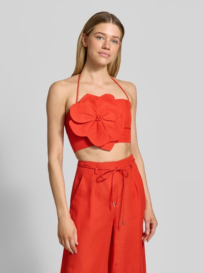 Vrouwenmodel draagt midi-jurk met spaghettibandjes en vetersluiting van Forever New in linnenmix met viscose, A-lijn, model 'Myla', smokdetail en haak- en ritssluiting op de rug, ruglengte maat 36 is 106 cm, geheelroosaanzicht, detailopname bovenlichaam.