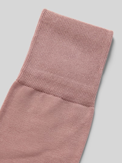Produktfoto, Socken aus Baumwoll-Mix Modell 'Tiago' von Falke in Rosa, elastische Bündchen, feinmaschige Textur, Label-Detail.