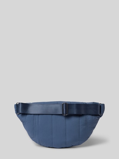 Produktfoto, Bauchtasche mit Label-Detail Modell 'SASJA' von MSCH Copenhagen in Blau, gesteppte Oberfläche, sichtbarer Reißverschluss, neutraler Hintergrund