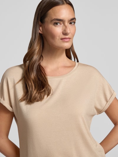 Frauenmodel trägt Relaxed Fit T-Shirt aus Viskose-Mix von Christian Berg Woman mit Rundhalsausschnitt und Glitzer-Optik, Nahaufnahme Oberkörper.