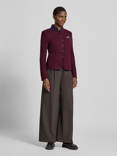 Vrouwenmodel draagt Blazer aus Woll-Mix mit Einstecktuch van White Label in bordeaux met blauwe details, opstaande kraag, knoopsluiting, borstzak met pochet, opgestikte steekzakken, wolmix, getailleerd model, ruglengte 52 cm, borstwijdte 46 cm, mouwlengte 64 cm, kleurencombinatie bordeaux-bruin, brede bruine broek, volledige lichaamsaanzicht van voren.
