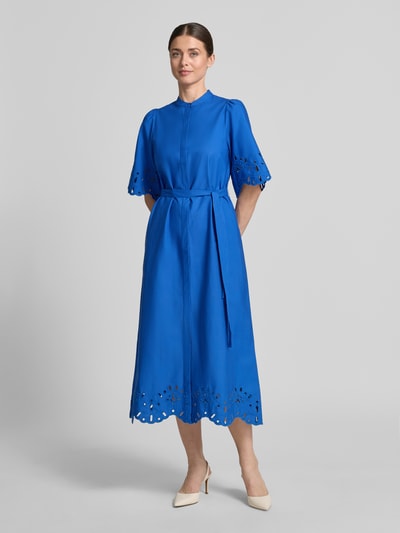 Frauenmodel trägt Hemdblusenkleid mit Bindegürtel Modell 'Marika' von GUIDO MARIA KRETSCHMER WOMAN aus reiner Baumwolle in A-Linie, kräftiges Blau mit feiner Lochstickerei an Ärmeln und Saum, Midikleid mit Rückenlänge 127 cm, Brustweite 44 cm, Ärmellänge 30 cm, Ganzkörperansicht von vorne.