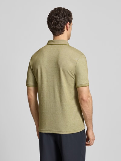 Männermodel trägt Slim Fit Poloshirt mit Label-Detail von HECHTER PARIS in Hellolive, Baumwollmischung, Rückenlänge 70 cm, Ganzkörperansicht Rückansicht.