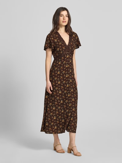 Vrouwenmodel draagt Midikleid aus Viskose mit floralem Muster van Jake*s Casual, zuiver viscose, a-lijn, bloemenmotief, v-hals, geheel van voren te zien