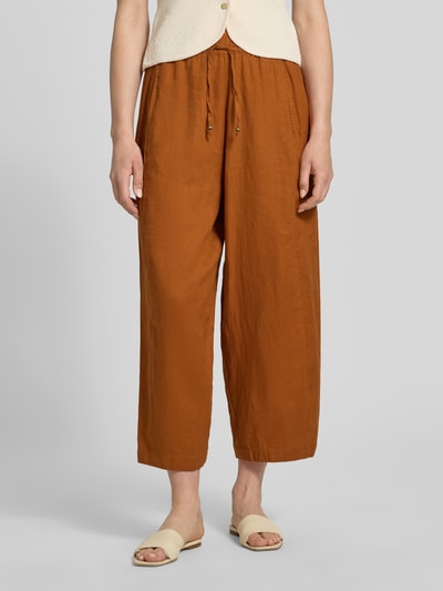 Frauenmodel trägt Leinenhose in verkürzter Passform mit elastischem Bund von Christian Berg Woman, Rostbraun, reine Leinen, Tunnelzug, Ganzkörperansicht von vorne.