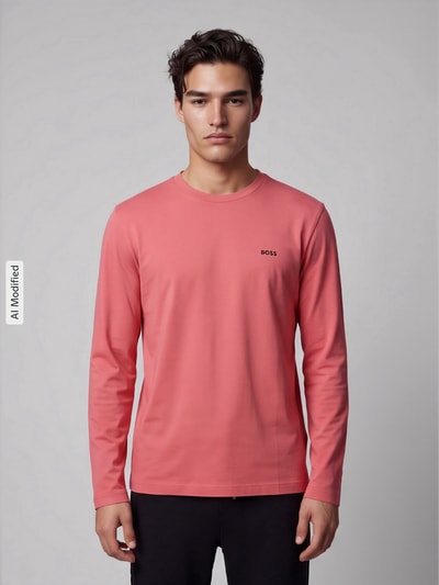Männermodel trägt Regular Fit Langarmshirt aus Baumwoll-Mix Modell 'Tee Long' von BOSS Green in Koralle, glatte Textur, Ganzkörperansicht von vorne, KI-modifiziertes Bild.