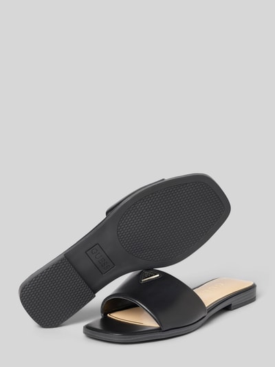 Produktfoto, buty wsuwane w materiał skóropodobny, prosty krój, otwarta pięta, detal z logo, wysokość obcasa 2 cm, model 'Ramlan' od Guess