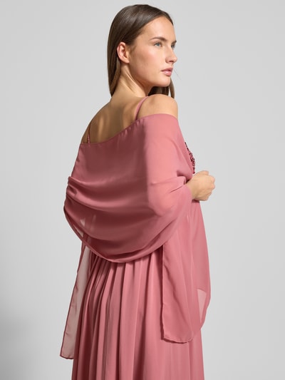 Vrouwenmodel draagt avondkleid in maxilengte met paillettenbesatz van Mascara in oudroze, tüll, spaghettibandjes, detailopname rugaanzicht.