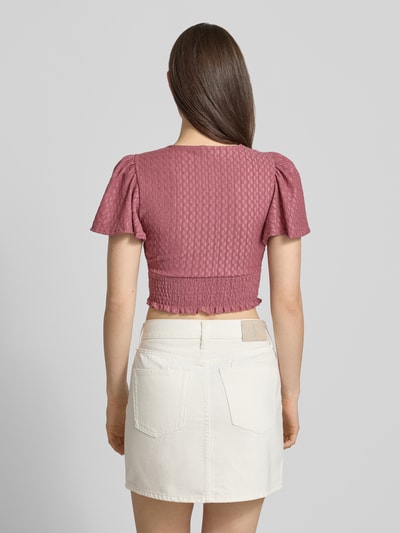 Frauenmodel trägt Regular Fit Crop Top mit Strukturmuster Modell 'HANNAH' von Only, Optik: Unifarben, gesmoktes Brustband, Schmetterlingsärmel, Kurzarm, Rumpfabschluss: Smok, Ganzkörperansicht Rückansicht.