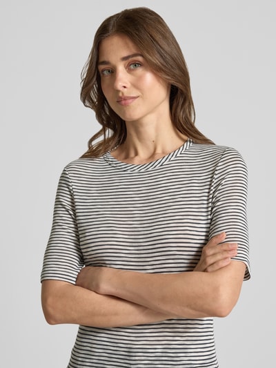 Frauenmodel trägt Damen T-Shirt mit Rundhalsausschnitt Modell 'Sambi' von OPUS, Material-Mix mit Viskose-Anteil, Slim-Fit, 1/2-Arm, Rückenlänge 57 cm, feines Streifenmuster in Weiß und Schwarz, glatte Textur, Nahaufnahme Oberkörper.