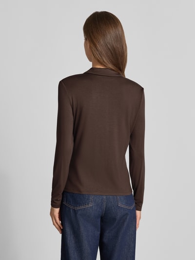 Vrouwenmodel draagt Slim Fit Bluse aus Viskose-Elasthan-Mix von comma, donkerbruine lange mouwen, overhemdkraag, knoopsluiting, ruglengte maat 36: 55 cm, mouwlengte maat 36: 62 cm, Ganzkörperansicht Rückansicht