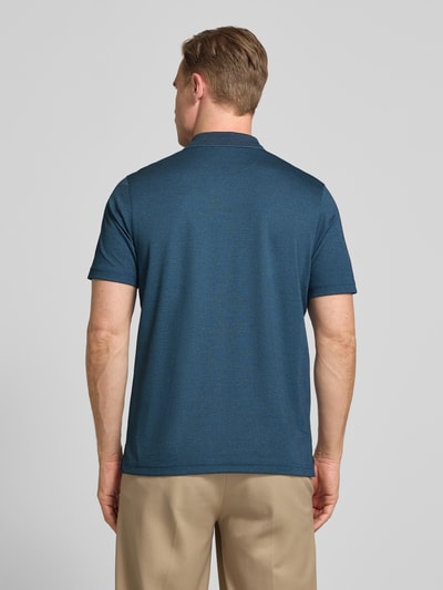 Männermodel trägt Regular Fit Poloshirt mit Knopfleiste und Brusttasche von RAGMAN, Baumwoll-Mix, Rückenlänge 70 cm, Ganzkörperansicht Rückansicht.