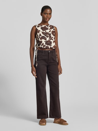 Frauenmodel trägt Blusentop aus Viskose-Mix mit seitlicher Schnürung von Mango im Allover-Look, Rundhalsausschnitt, Regular-Fit, Ganzkörperansicht von vorne.