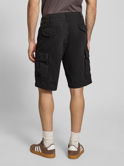 Männermodel trägt Cargoshorts aus reiner Baumwolle von Levi's®, Optik: Unifarben, Passform: Relaxed-Fit, Ganzkörperansicht Rückansicht.