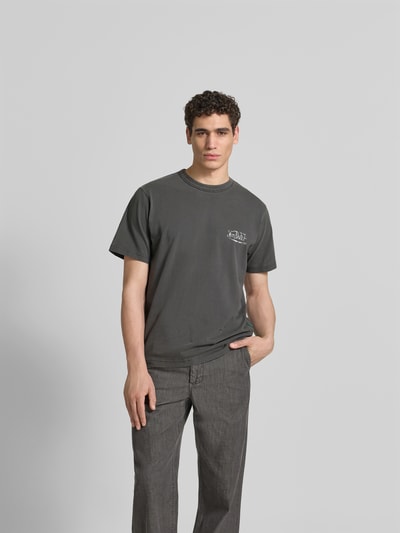 Männermodel trägt Relaxed Fit T-Shirt aus Reiner Baumwolle von ANNARR mit Label-Print, Rundhalsausschnitt, Kurzärmelig, Ganzkörperansicht von vorne.