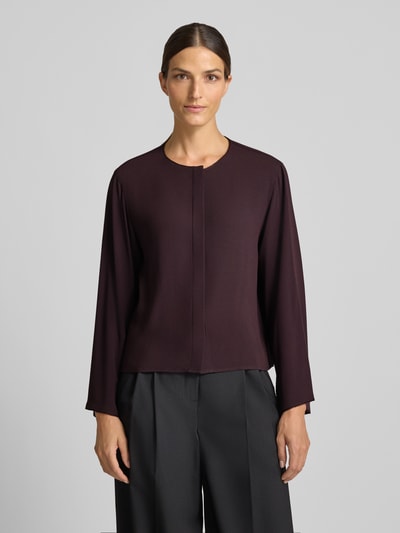Modelka nosi Relaxed Fit Bluse mit Bordüre od windsor., kolor ciemny fiolet, okrągły dekolt, długie rękawy, długość tyłu 56 cm, długość rękawów 56 cm, widok całej sylwetki z przodu.