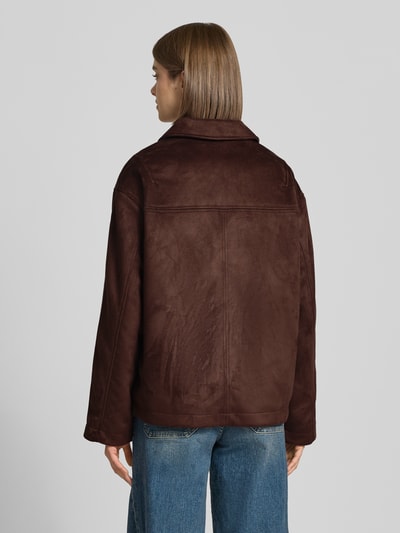 Vrouwenmodel draagt Regular fit kunstleren jack in velourslook model 'CAROLINA' van ONLY, Dames Hemdjacke, hele lichaamsaanzicht achteraan.
