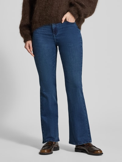 Vrouwenmodel draagt Flared Jeans mit Knopfverschluss van Christian Berg Woman, blauw, katoenmix met stretch, five-pocket, flared cut, knoop- en ritssluiting, frontale close-up van het onderlichaam.