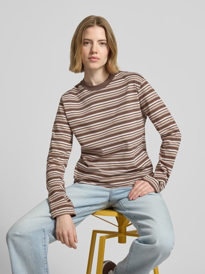 Frauenmodel trägt Boxy Fit Longsleeve Modell 'SOPHIA' von JJXX aus Reine Baumwolle mit Streifenmuster, Rundhalsausschnitt, Ganzkörperansicht von vorne. Rückenlänge bei Größe S: 53 cm.