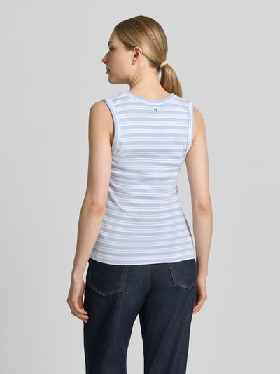 Frauenmodel trägt Slim Fit Top mit V-Ausschnitt Modell 'Elle' von MOS MOSH aus Reine Baumwolle, Rückenlänge 58 cm bei Größe S, Ganzkörperansicht Rückansicht.