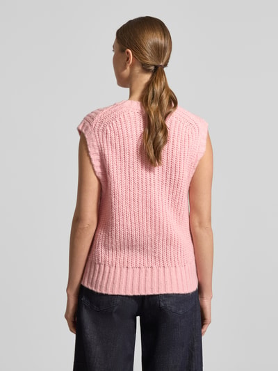 Frauenmodel trägt Pullunder mit Woll-Anteil in Strick-Optik Modell 'Portuna' von Opus, Material-Mix, Regular-Fit, rosa, Rückenlänge 54 cm, Ganzkörperansicht Rückansicht.