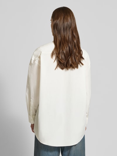Frauenmodel trägt Oversized Hemdbluse aus Baumwoll-Mix von Tommy Jeans, Optik: Unifarben, Passform: Oversized, Popeline, Ganzkörperansicht Rückansicht.