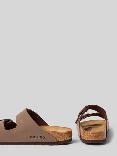 Produktfoto, Hausschuhe in Leder-Optik Modell 'Arizona' von Birkenstock, abgerundete Passform, offene Ferse, 3 cm Absatzhöhe, Logo-Detail