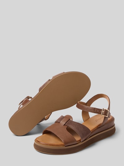 Produktfoto, Sandalen aus echtem Leder mit Schnalle von INUOVO in Braun, abgerundete Passform, offene Ferse, glatte Sohle, 2 cm Absatz