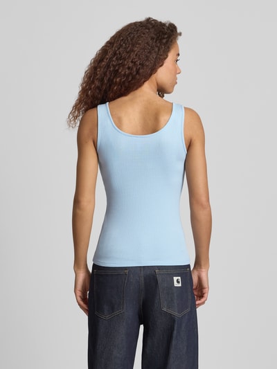 Frauenmodel trägt Slim Fit Tank Top aus Bio-Baumwoll-Mix Modell 'KITTE' von Pieces, Optik: Unifarben, Materialverarbeitung: Ripp, Ganzkörperansicht Rückansicht.