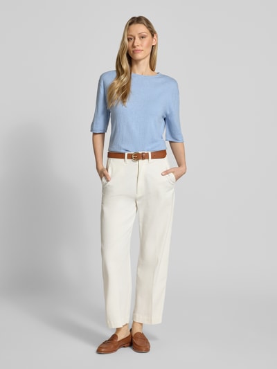 Frauenmodel trägt Oversized Pullover aus Baumwoll-Kaschmir-Mix von Tom Tailor in Optik: Unifarben, Strick, Rundhals, Kurzarm, Rollsaum, Ganzkörperansicht von vorne.