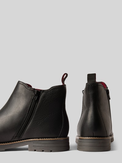 Produktfoto, Chelsea Boots aus echtem Leder Modell 'Jobar' von bugatti in Schwarz mit profilierter Sohle, abgerundeter Form und Label-Prägung