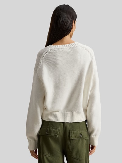 Frauenmodel trägt Regular Fit Strickpullover aus reiner Baumwolle von Polo Ralph Lauren in Two Tone Optik, langarm, Rückansicht.