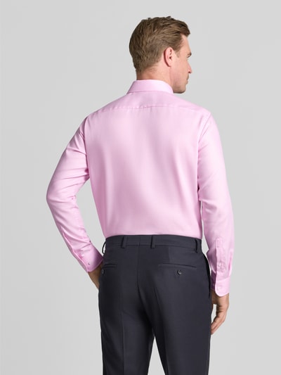 Männermodel trägt Regular Fit Business-Hemd mit Strukturmuster und Kentkragen von Christian Berg Men in Rosa, Ganzkörperansicht Rückansicht. Baumwollstoff, dezente Struktur, lange Ärmel, Business-Stil.