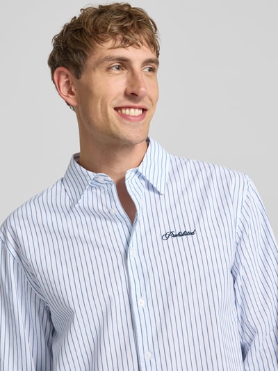 Männermodel trägt Regular Fit Freizeithemd mit Kentkragen und Label-Stitching von PROHIBITED, Reine Baumwolle, Allover-Look, Nahaufnahme Oberkörper.