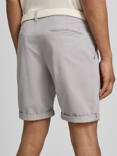 Männermodel trägt Bermudas mit Gürtel und Eingrifftaschen von MCNEAL in Hellgrau, Baumwoll-Mix, Struktur glatt, Ganzkörperansicht Rückansicht.