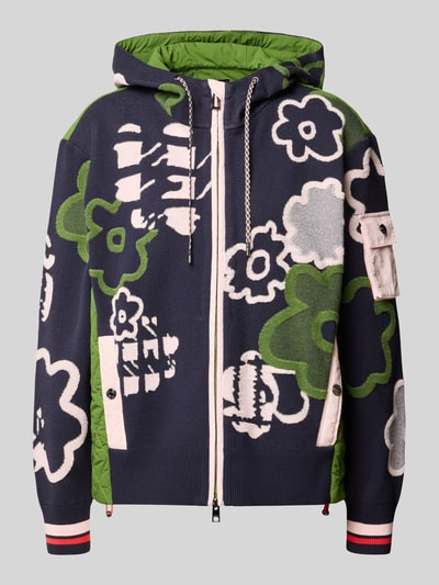 Produktfoto, Regular Fit Jacke mit floralem Allover-Stitching von Marc Cain in Dunkelblau, Grün und Weiß, strukturierter Stoff, kaptur z tunelem, kieszenie na ręce, krój regular fit, elastyczne mankiety, dwukierunkowy zamek, długość tyłu w rozmiarze 36: 65 cm, szerokość ramion w rozmiarze 36: 46 cm, szerokość klatki piersiowej w rozmiarze 36: 58 cm, długość rękawa w rozmiarze 36: 57 cm