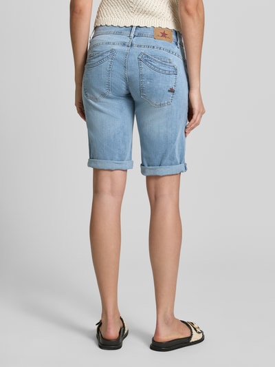 Frauenmodel trägt Jeansshorts im Destroyed-Look Modell 'Malibu' von Buena Vista, hellblau, Baumwoll-Mix, Ganzkörperansicht Rückansicht.