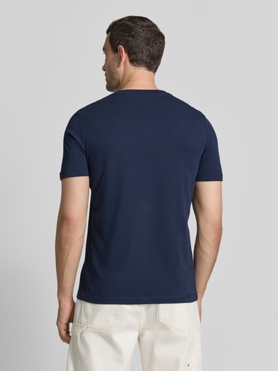 Męski model nosi Regular Fit T-Shirt aus reiner Baumwolle Modell 'BASIC TEE BIG LOGO' von s.Oliver RED LABEL, granatowy, gładki, Ganzkörperansicht Rückansicht.