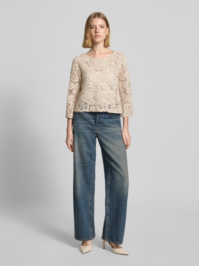 Frauenmodel trägt Relaxed Fit Pullover in Strick-Optik mit Allover-Pailettenbesatz von Betty Barclay, Baumwoll-Mix, semitransparent, beige, Ganzkörperansicht von vorne. Rückenlänge bei Größe 36: 49 cm, Ärmellänge bei Größe 36: 48 cm.