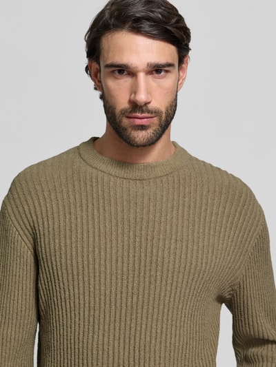 Männermodel trägt Slim Fit Pullover in Strick-Optik von JAKE*S STUDIO MEN, Baumwoll-Mix, Rundhalsausschnitt, Nahaufnahme Oberkörper.