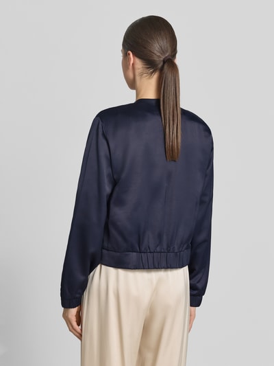 Frauenmodel trägt Slim Fit Blazer aus Viskose-Mix von s.Oliver BLACK LABEL, Optik: Unifarben, College-Kragen, Langarm, Rückansicht